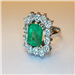 Tipo: Anillo Ring - Estilo: Clasico - Material: Oro Blanco - Piedras: Esmeralda y Diamantes