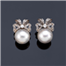 Tipo: Pendientes - Estilo: Lazo Cierre Omega - Material: Oro Amarillo - Piedras: Perlas Mabe y Diamantes
