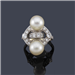 Tipo: Anillo Ring - Estilo: Motivo Geometrico - Material: Oro Blanco - Piedras: Diamantes y 2 Perlas 9mm