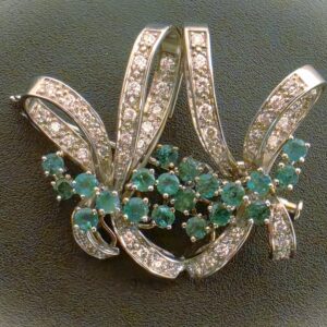 Broche Vintage Oro Blanco Diamantes y Esmeraldas
